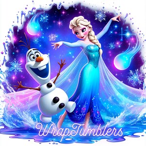 Może przedstawiać: Elsa i Olaf z Krainy Lodu stoją w niebiesko-fioletowej scenerii wodnej. Elsa ma na sobie niebieską i białą sukienkę oraz długą niebieską pelerynę. Olaf jest ubrany w sw&oacute;j charakterystyczny str&oacute;j bałwana. Tło to rozgwieżdżone nocne niebo z płatkami śniegu.