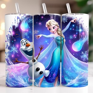 Może przedstawiać: Trzy kubki ze stali nierdzewnej z wzorem przedstawiającym Elsę i Olafa z filmu Kraina Lodu. Kubki mają niebieskie, fioletowe i białe tło z płatkami śniegu i kryształkami lodu. Kubki idealnie nadają się do przechowywania zimnych napoj&oacute;w.
