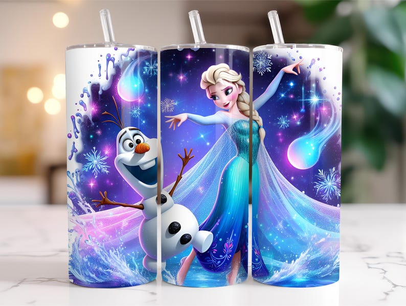 Może przedstawiać: Trzy kubki ze stali nierdzewnej z wzorem przedstawiającym Elsę i Olafa z filmu Kraina Lodu. Kubki mają niebieskie, fioletowe i białe tło z płatkami śniegu i kryształkami lodu. Kubki idealnie nadają się do przechowywania zimnych napoj&oacute;w.