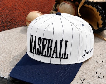 Gorra de béisbol personalizada con rayas finas bordadas y nombre de equipo personalizado. Gorra estilo béisbol vintage. Regalo ideal para los amantes del deporte.