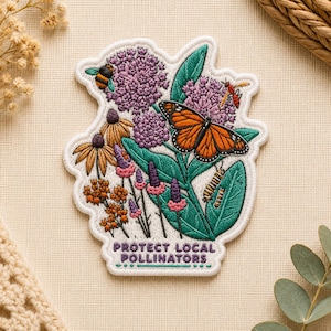 Peut inclure: Écusson brodé avec un motif floral comprenant un papillon monarque, une abeille et une chenille. L'écusson présente des fleurs violettes, orange et vertes, avec le texte "PROTECT LOCAL POLLINATORS" dans un bord blanc.