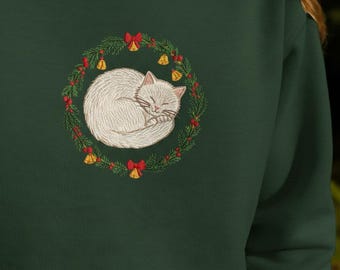 Custom Embroidered White Cat Christmas Sweatshirt with Holiday Wreath – Festive Winter Cat Lover Crewneck Gift