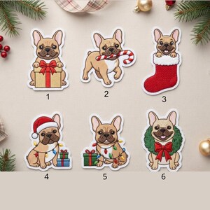 Puede incluir: Seis parches bordados con bulldogs franceses de color canela con motivos navideños. El número 1 tiene un regalo, el 2 un bastón de caramelo, el 3 un calcetín rojo, el 4 un gorro de Papá Noel y luces, el 5 regalos y el 6 una corona verde.