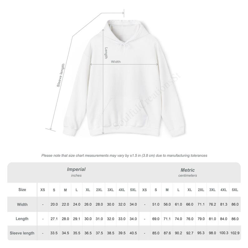 Puede incluir: Sudadera con capucha blanca con bolsillo delantero, que muestra medidas de ancho, largo y largo de manga en cent&iacute;metros. La tabla de tallas incluye medidas de XS a 5XL. El texto en la parte inferior dice: "Tenga en cuenta que las medidas de la tabla de tallas pueden variar en &plusmn;1,5 pulgadas (3,8 cm)".