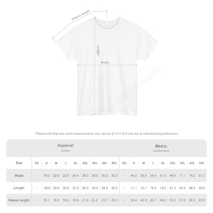 Puede incluir: Camiseta blanca con una tabla de tallas que muestra las medidas en pulgadas y cent&iacute;metros. La tabla incluye ancho, largo y largo de manga para las tallas XS a 5XL. Las medidas var&iacute;an en &plusmn;1,5 pulgadas (3,8 cm) debido a las tolerancias de fabricaci&oacute;n.
