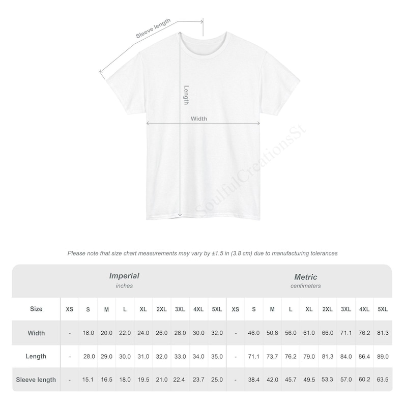 Puede incluir: Camiseta blanca con una tabla de tallas que muestra las medidas en pulgadas y cent&iacute;metros. La tabla incluye ancho, largo y largo de manga para las tallas XS a 5XL. Las medidas var&iacute;an en &plusmn;1,5 pulgadas (3,8 cm) debido a las tolerancias de fabricaci&oacute;n.