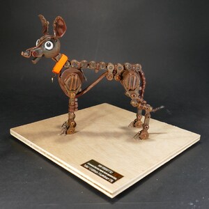 Whibbit!  'Rust Edition' Een replica van een stop-motion hondenpop gemaakt van hergebruikte materialen