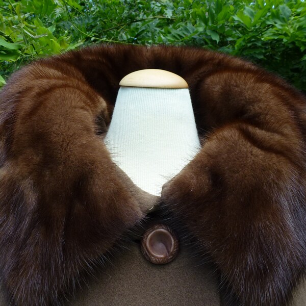 Vintage bruine vacht met een kraag van Mink