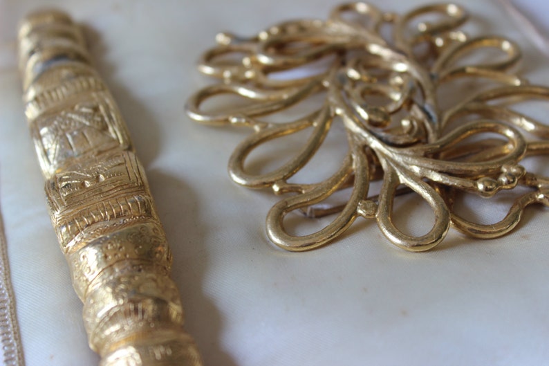 Vintage Belt Buckle Belt Buckles Gold Tone Salesmen/'s Samples Satin Display Pillow Jewelry Quality Beautiful Fancy Filigree