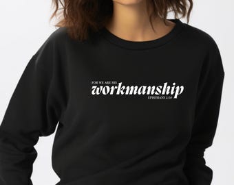 以下が含まれることがあります： 白い文字で「For we are his workmanship Ephesians 2:10」と書かれた黒いスウェットシャツ。
