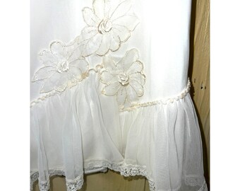 Prairie Cottagecore Vintage Embroidered Half SLIP Tier Lace Hem Size Large Cream Floral Off White Chiffon