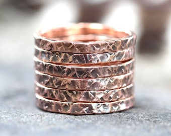 Anillo apilable de cobre Anillos apilables de cobre Anillo de cobre martillado Anillo de cobre texturizado Anillos apilables de banda de cobre Joyería de cobre UN ANILLO