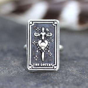 Anillo de plata de ley con carta del tarot, joyería del tarot, anillo de los amantes, anillo con corazón y espada, anillo de bruja, joyería de bruja, anillo con corazón y espada, anillo de bruja