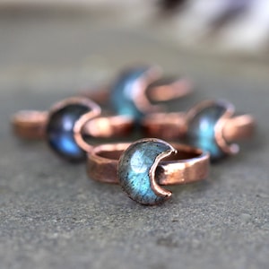 Anello in labradorite, anello a mezzaluna, anello da strega, gioielli in labradorite, anello elettroformato