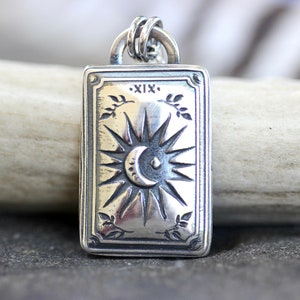 Colar de cartas de tarô em prata esterlina, joia de tarô com pingente celestial, joia de bruxa, colar de bruxa com fases da lua, joia de bruxa com tarô