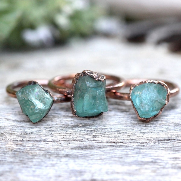 Anello di fidanzamento alternativo Anello in apatite Anello con pietra grezza Gioielli elettroformati Anello con cristallo grezzo Apatite blu