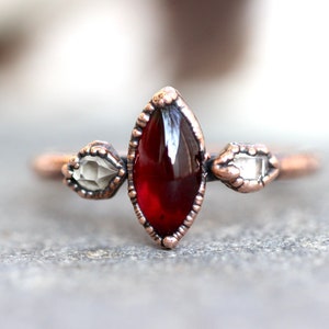 Anillo de cristal crudo, anillo de granate, anillo de diamante Herkimer, anillo de compromiso alternativo, anillo de piedra natural con piedra de nacimiento de enero, anillo electroformado.