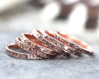 Anillo apilable de cobre Anillos apilables de cobre Anillo de cobre martillado Anillo de cobre texturizado Anillos apilables de banda de cobre Joyería de cobre UN ANILLO