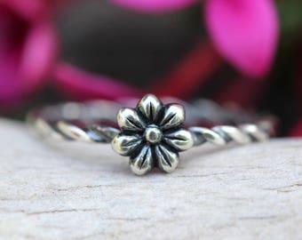 Silberner Blumenring, silberner Twist-Ring, Gänseblümchen-Stapelring, silberne stapelbare Ringe, gedrehter Sterling-Silberring, Cottagecore-Ring