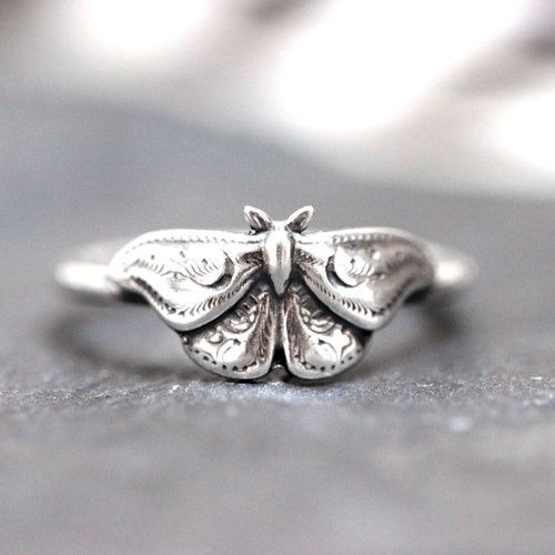 Bague papillon de nuit en argent sterling Bague papillon de nuit céleste Bijoux célestes Bague papillon de nuit lune Bague sorcière Bijoux papillon de nuit en argent Bague papillon de nuit mystique