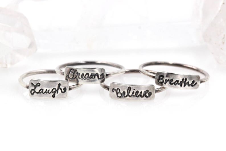 以下が含まれることがあります： 「Laugh」、「Dream」、「Believe」、「Breathe」という単語が刻まれた、銀製のリングが4つあります。