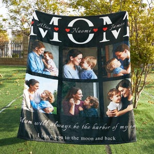 Könnte beinhalten: Schwarze und weiße Fotocollage-Decke mit dem Wort "MOM" in großen weißen Buchstaben mit roten Herzen. Die Decke zeigt in jedem Quadrat Fotos einer Mutter und eines Kindes. Der Text "Mama wird immer der Hafen meiner Seele sein. Ich liebe dich bis zum Mond und zurück" ist unten aufgedruckt.