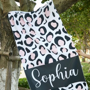 Toalla de playa personalizada con estampado de leopardo, toalla de playa personalizada, toalla de piscina, toalla de dama de honor para despedida de soltera, regalo de boda.