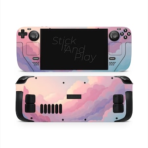 Pode incluir: Console de jogos portátil com uma capa personalizada com um design de nuvens pastel em rosa, roxo e azul. O texto "Stick And Play" é visível na tela. Os botões e controles do console são pretos.