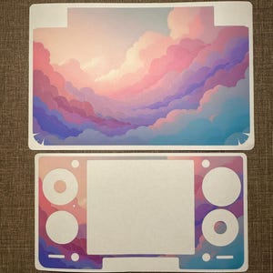 Puede incluir: Piel de dos piezas para un dispositivo de juego portátil. La pieza superior presenta un colorido paisaje de nubes en tonos rosa, morado y azul. La pieza inferior tiene recortes para botones y una pantalla, con un diseño de nubes a juego.