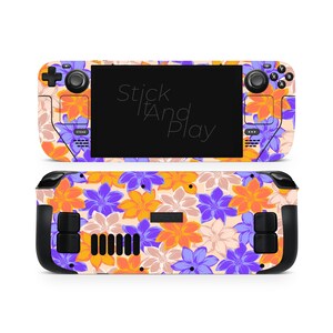 Peut inclure: Une peau pour Steam Deck ornée d'un motif floral avec des fleurs orange, violettes et crème. Le texte "Stick It And Play" est visible sur l'écran. Le design floral est répété sur toute la surface.