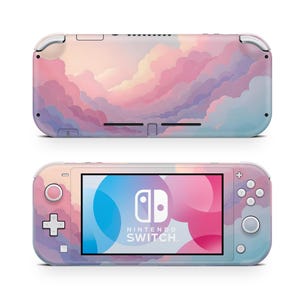 Puede incluir: Una consola Nintendo Switch Lite con un diseño de nubes pastel. El dispositivo de juego portátil presenta una pantalla con el logotipo de Nintendo Switch y botones de control. La parte trasera de la consola también muestra el patrón de nubes en tonos rosa, azul y blanco.