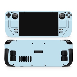 Peut inclure: Console de jeu portable bleu clair, présentée de face et de dos. L'avant comprend un écran noir, des boutons de commande et le logo Steam. L'arrière présente des poignées noires et une grille d'aération. Sur fond blanc.