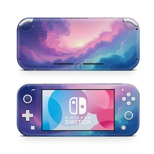 Puede incluir: Una consola Nintendo Switch Lite con una piel personalizada con un diseño de paisaje de nubes vibrante en tonos de morado, rosa y azul. La pantalla muestra el logotipo de Nintendo Switch con formas abstractas coloridas.