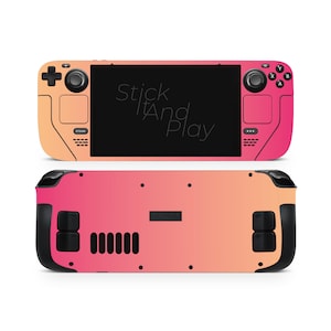 Op de afbeelding: Een draagbare gameconsole met een gradiëntontwerp in oranje en roze tinten. De voorkant heeft een zwart scherm met de tekst "Stick It And Play". De achterkant heeft zwarte knoppen en ventilatieopeningen.