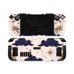 Può includere: Una skin per Steam Deck con un design celeste. Presenta nuvole blu navy, stelle dorate ed elementi botanici su uno sfondo rosa chiaro. Il testo "Stick And Play" è visibile sullo schermo.