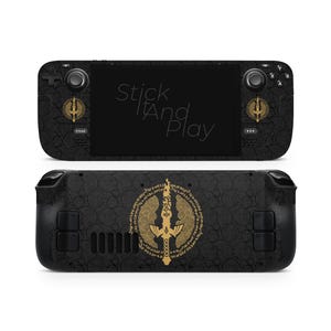 Peut inclure: Une protection pour console de jeu portable noire avec un motif circulaire répétitif et un emblème central doré représentant une épée entourée d'inscriptions anciennes. Le design inclut des icônes d'épée dorées sur les faces avant et arrière.