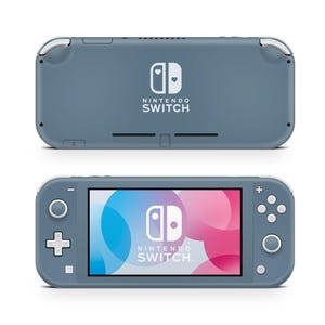 Può includere: Una console Nintendo Switch Lite blu, mostrata in due viste. La vista dall'alto mostra il retro con il logo Nintendo Switch. La vista dal basso mostra la parte anteriore con uno schermo che mostra grafica colorata e il logo Nintendo Switch.
