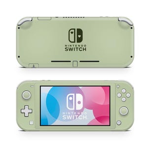 Puede incluir: Una consola Nintendo Switch Lite verde salvia, mostrada desde la parte delantera y trasera. La vista frontal muestra una pantalla con un diseño abstracto colorido y el logotipo de Nintendo Switch. La parte trasera presenta el logotipo y el texto "Nintendo Switch".