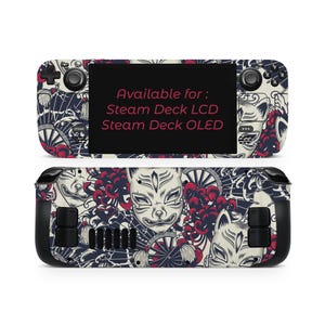 Puede incluir: Una funda para Steam Deck con un diseño de inspiración japonesa, con una máscara de zorro blanco, detalles florales rojos y patrones azul marino. El texto "Available for: Steam Deck LCD, Steam Deck OLED" se muestra.