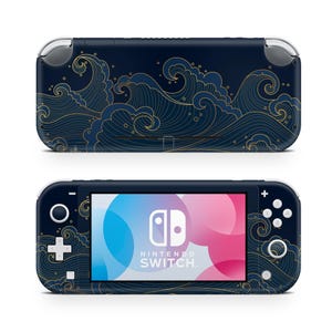 Puede incluir: Una consola Nintendo Switch Lite azul marino con un diseño de olas doradas. La consola presenta una pantalla que muestra el logotipo de Nintendo Switch y formas abstractas coloridas. La parte superior de la consola también es visible, mostrando el mismo diseño de olas.
