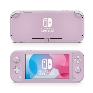 Può includere: Una console Nintendo Switch Lite color lavanda, mostrata da davanti e da dietro. La vista frontale mostra uno schermo con una grafica colorata e il logo Nintendo Switch. Il retro presenta il logo Nintendo Switch e un simbolo a forma di cuore.