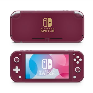 Op de afbeelding: Een bordeauxrode Nintendo Switch Lite console, getoond van voor en achter. De voorkant toont een scherm met een kleurrijke afbeelding en het Nintendo Switch-logo. De achterkant heeft het Nintendo Switch-logo en een hartontwerp.