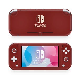 Puede incluir: Consola Nintendo Switch Lite de color granate, mostrada desde la parte delantera y trasera. La vista frontal muestra una pantalla con un gráfico colorido y el logotipo de Nintendo Switch. La parte trasera presenta el logotipo de Nintendo Switch y un diseño de corazón.