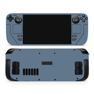 Könnte beinhalten: Eine blaue Handheld-Spielkonsole, von vorne und hinten gezeigt. Die Vorderseite hat einen Bildschirm, Steuerknüppel, Tasten und das Wort "STEAM". Die Rückseite hat schwarze Griffe, Tasten und das Wort "VALVE".