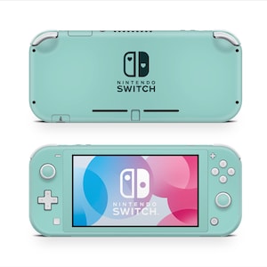 Puede incluir: Una consola Nintendo Switch Lite de color menta, mostrada desde la parte delantera y trasera. La vista frontal muestra una pantalla con un gráfico colorido y el logotipo de Nintendo Switch. La parte trasera presenta el logotipo de Nintendo Switch y un diseño de corazón.
