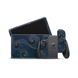 Könnte beinhalten: Eine marineblaue Nintendo Switch-Konsole mit einem dekorativen Wellenmuster in Gold. Das Set enthält die Konsole, Joy-Con-Controller und eine Dockingstation. Die Controller und die Dockingstation weisen das gleiche Wellendesign auf.