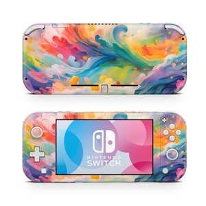 Puede incluir: Una consola Nintendo Switch Lite con un diseño abstracto y colorido. La carcasa presenta una vibrante mezcla de azules, rosas, amarillos y naranjas, que se asemeja a una pintura de acuarela. La pantalla muestra el logotipo de Nintendo Switch.