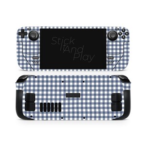 Pode incluir: Uma capa para console Steam Deck com um padrão xadrez vichy azul e branco. A capa cobre a frente e a parte de trás do dispositivo, com recortes para os botões e a tela. O texto "Stick And Play" é visível na tela.