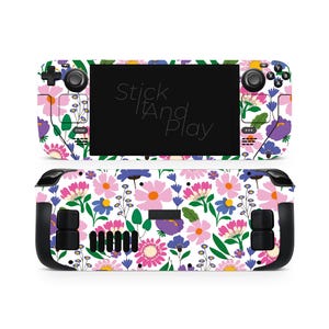 Pode incluir: Uma capa floral para um dispositivo de jogos portátil. A capa apresenta um fundo branco com flores rosa, roxas e azuis, folhas verdes e o texto "Stick It And Play". O dispositivo tem controles pretos e uma tela preta.