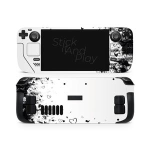 Op de afbeelding: Een wit en zwarte Steam Deck skin met een uniek ontwerp. De skin heeft een zwart abstract patroon aan de ene kant en een witte basis met zwarte harten aan de andere kant. De tekst "Stick It And Play" is zichtbaar op het scherm.